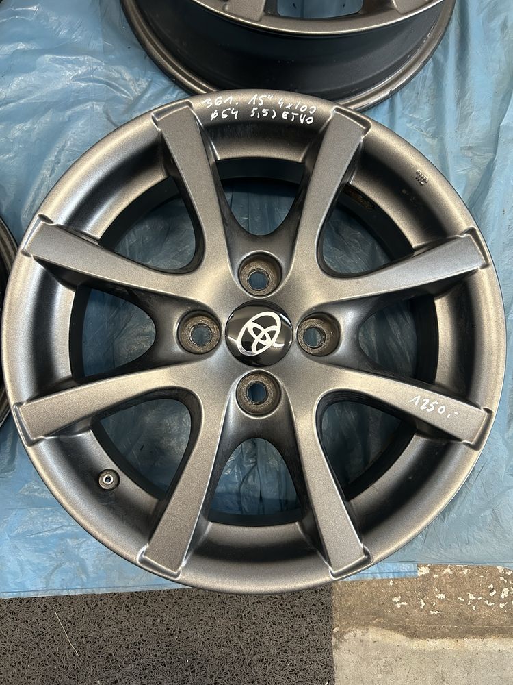 361 Felgi Aluminiowe TOYOTA R 15 4x100 Bardzo Ładne