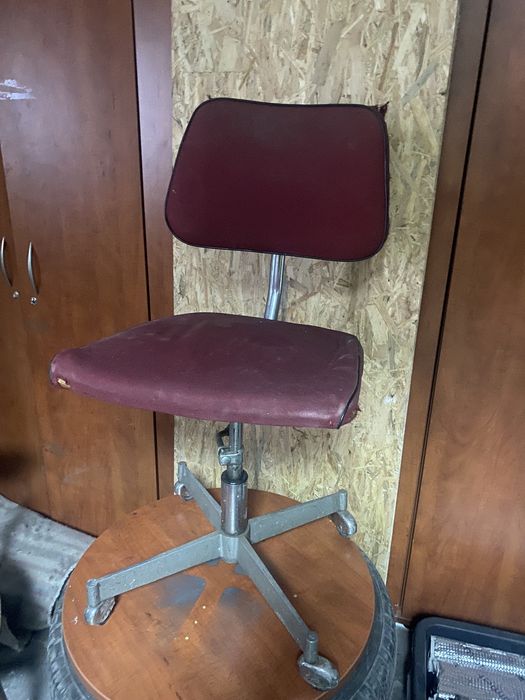 Fotel PRL na kolkach z chromami