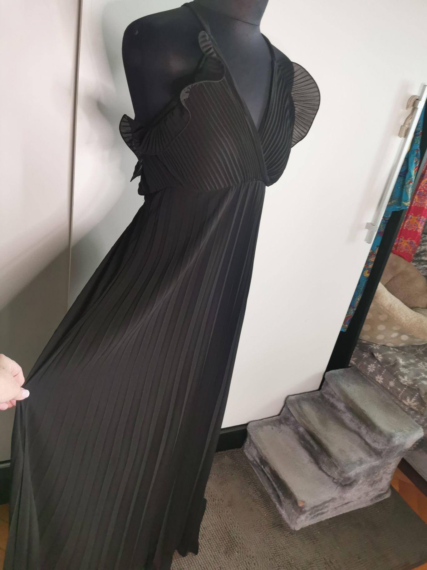 Przepiękna długa czarna sukienka plisowana odkryte plecy S M