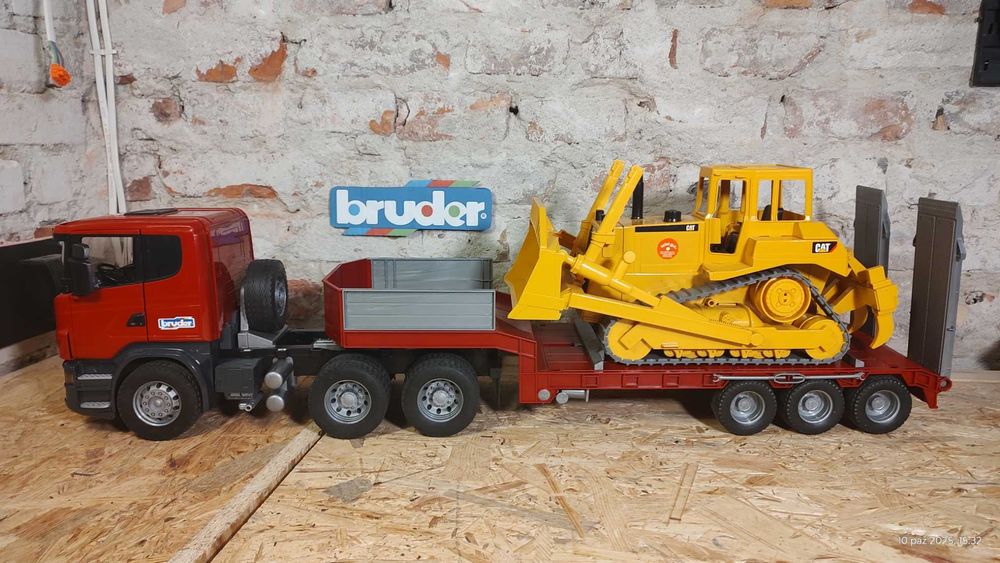 BRUDER Scania R z naczepą lawetą i spychaczem CAT