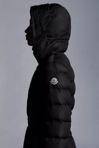 Жіночий чорний довгий пуховик moncler з хутром на капюшоні ,3