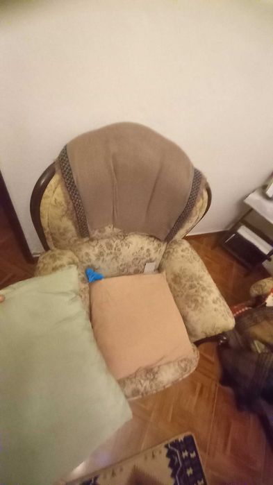 Sofá Mogno e tecido, design clássico, em bom estado!