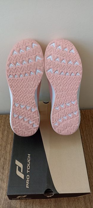 Женские кроссовки