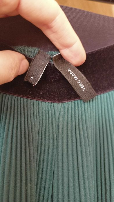 Plisowane szmaragdowe spodnie Vero Moda