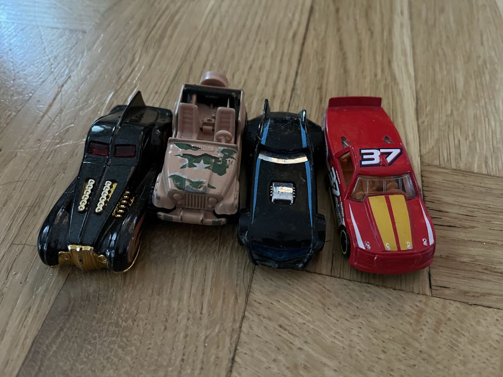 44 autka Hot Wheels