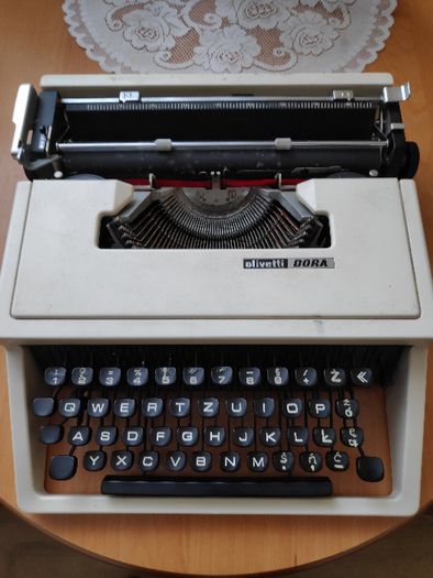 Walizkowa maszyna do pisania Olivetti - polska czcionka