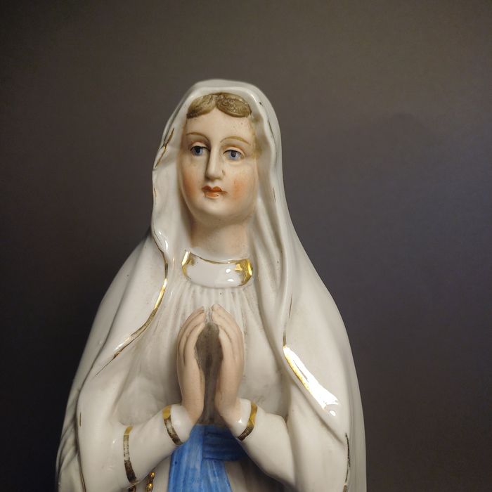 Figurka biskwit Matki Bożej z Lourdes.
