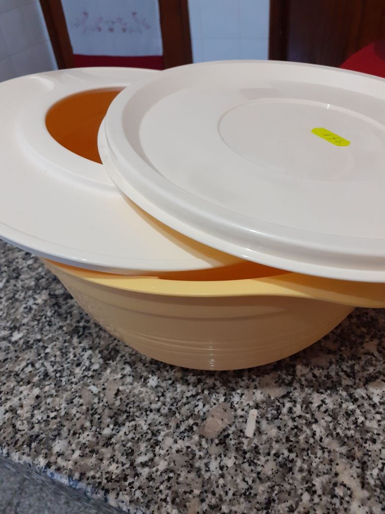 Máquina de ginástica em segunda mão pouco uso e utensílios tupperware