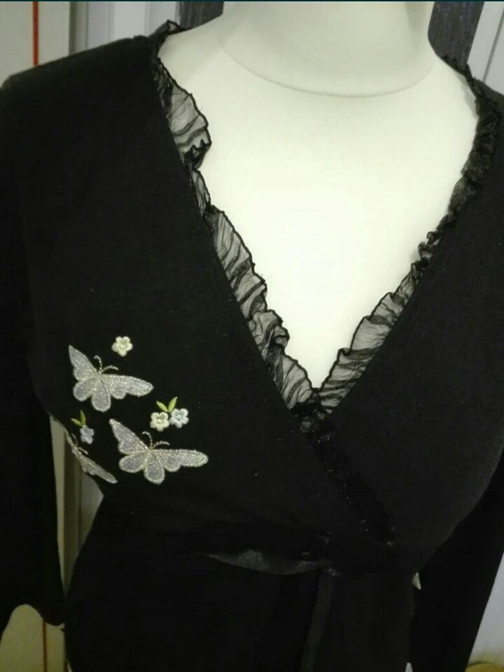Czarna bluzka z dekoldem i haftem