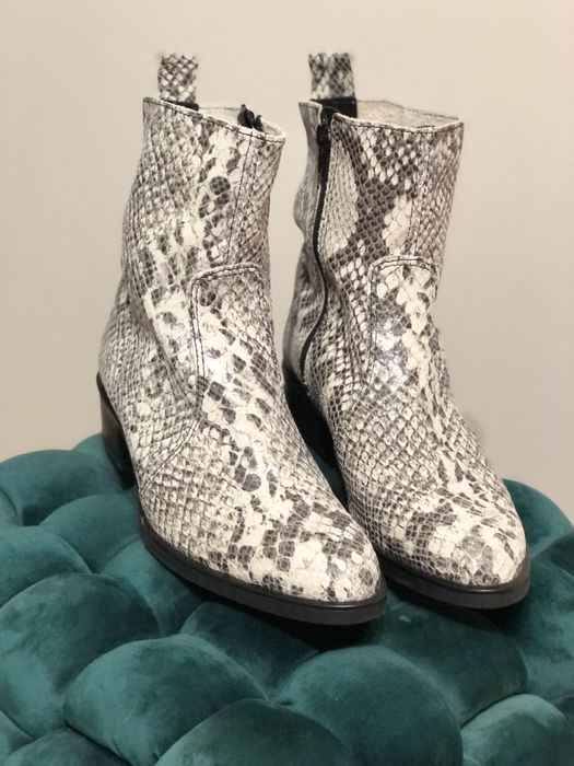 Жіночі шкіряні козаки