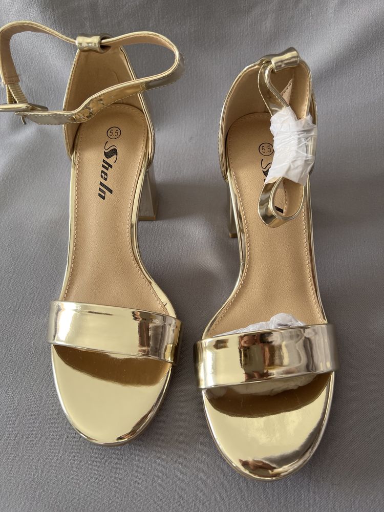 Sapatos dourados