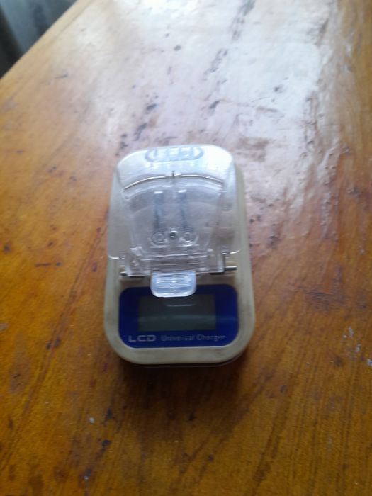 Зарядное уст-во для телефонных батарей
