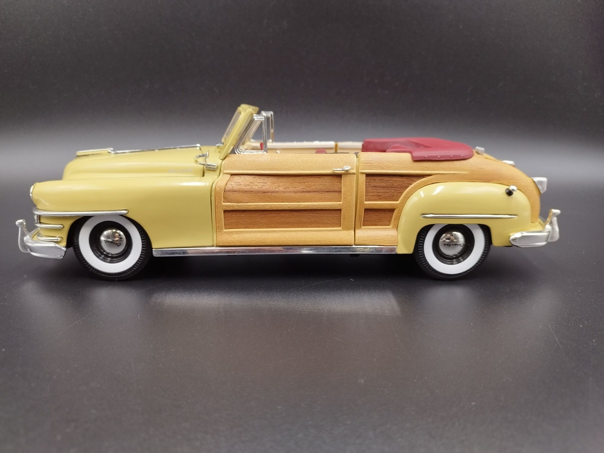 1:18 Motor City Classics 1948 Chrysler Town Country Convertible model