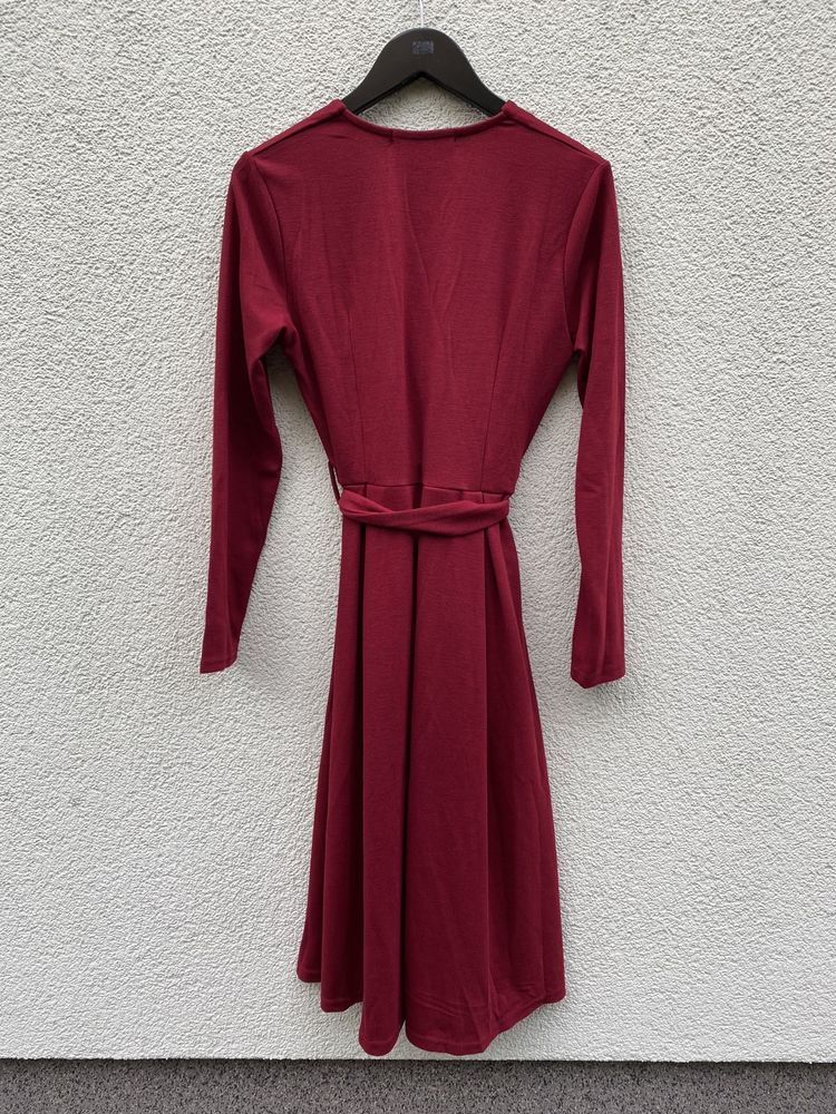 Czerwona dzianinowa sukienka kopertowa paryski styl By Swan