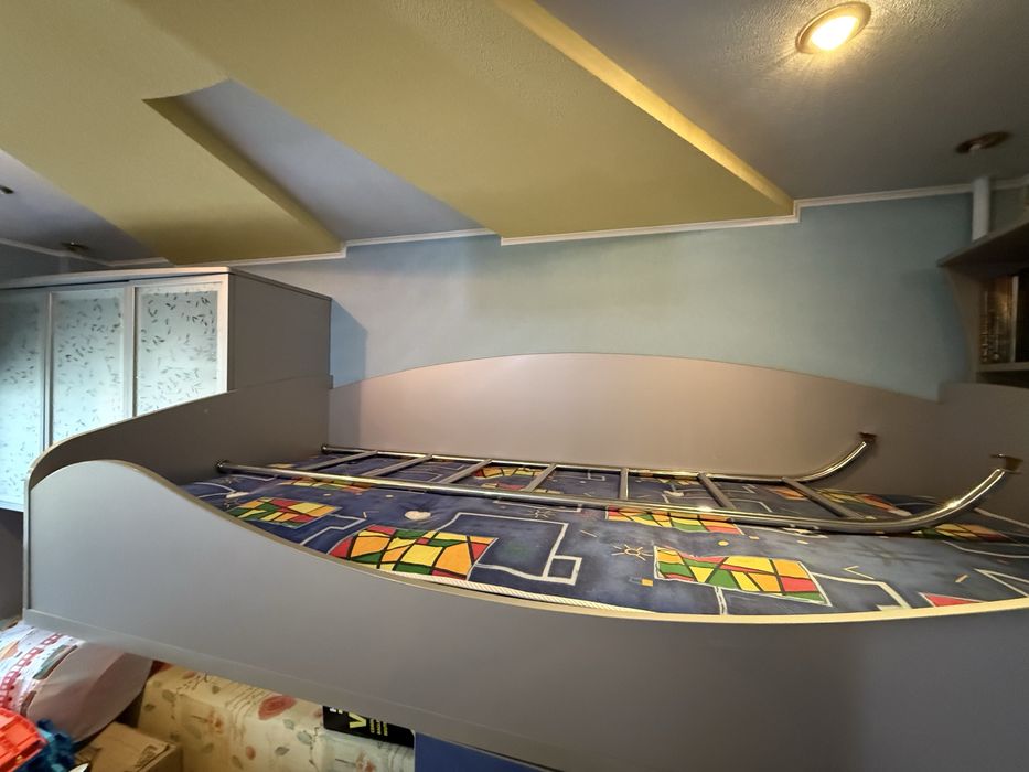 Двухэтажная кровать детская с мебелью вся, шкаф и тд