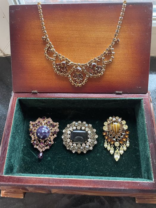 Прикраси брошки кольє стара Чехія