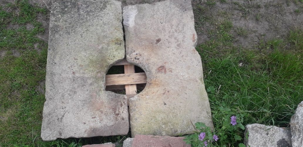 Pokrywa dekiel studni poniemiecki granit