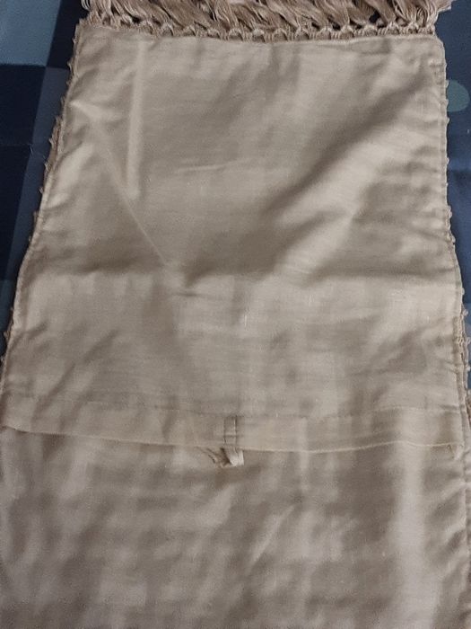 2 almofadas  cor bêje  croché  sobre  o comprido com frocos