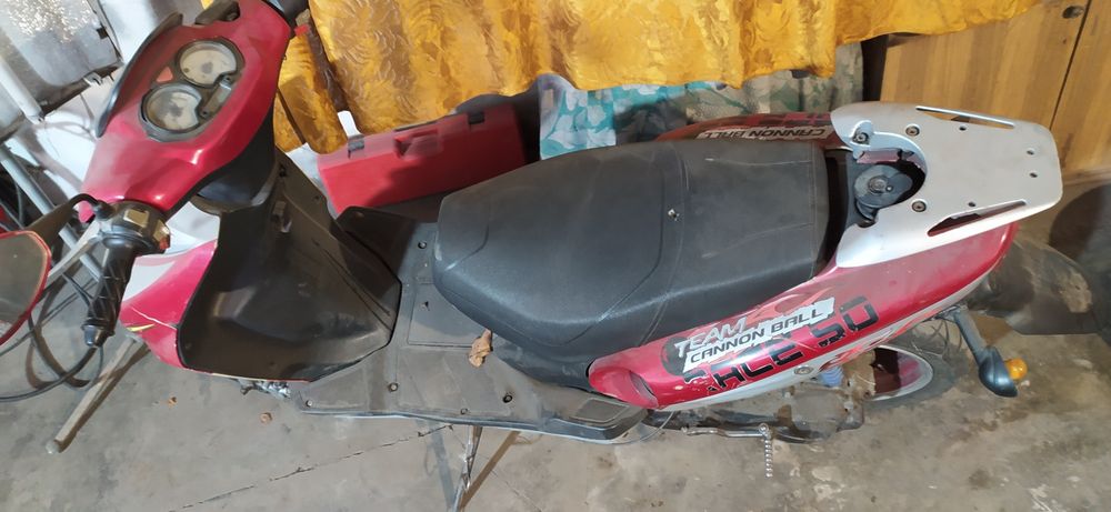 Скутер по запчастям.  4000 цена за движок