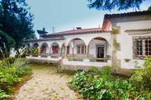 Propriedade c/palacete p/recuperar e 2 artigos p/construção