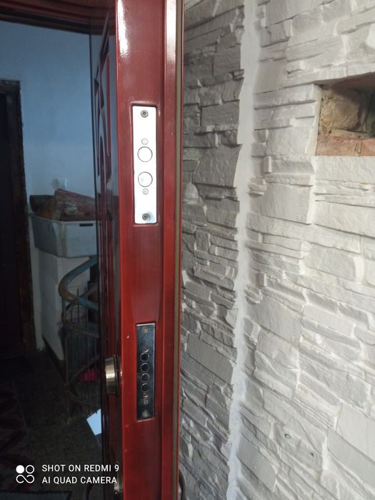 Drzwi wejściowe brązowe retro zdobienia metalowe