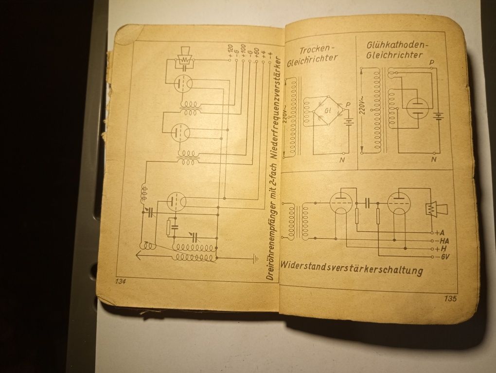 Stara niemiecka książka z tabelami schematami elktrycznymi