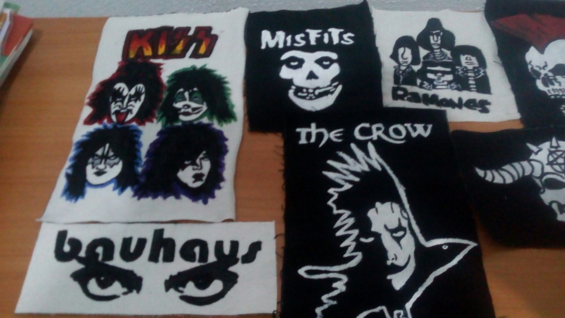 Нашивки,рок,готика,панк,Crow,Dracula,kiss,черепа, Queen, Misfits