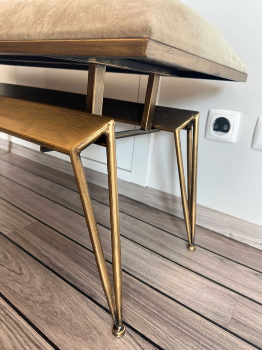 Banco em tecido bege com estrutura dourada