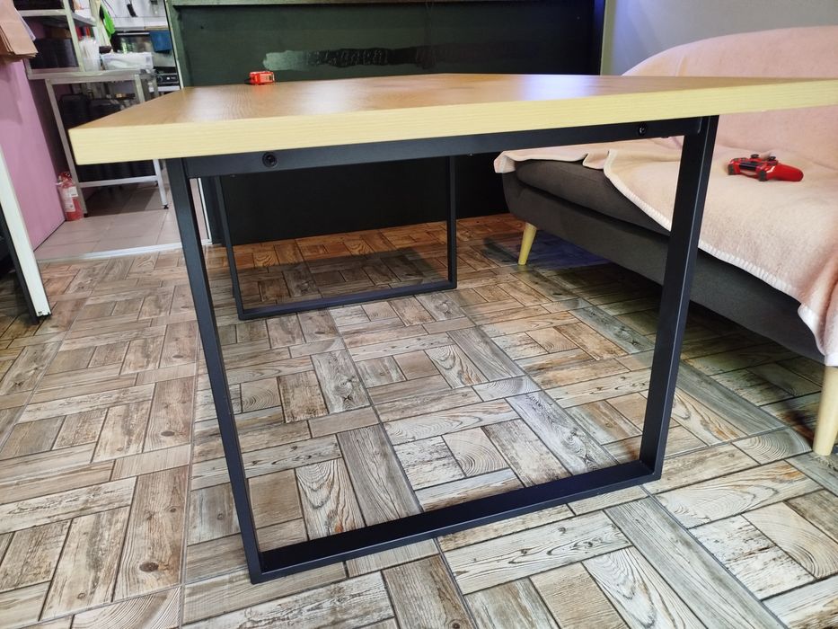 Дерев'яний стіл з металевими ніжками. Самовивіз