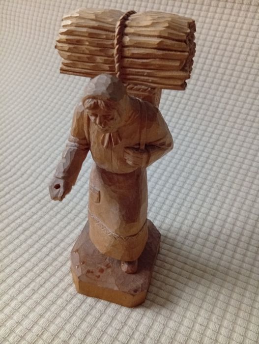 Piękna figurka drewniana.