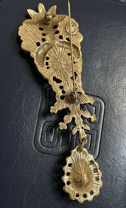 Брошка у вінтажному стилі