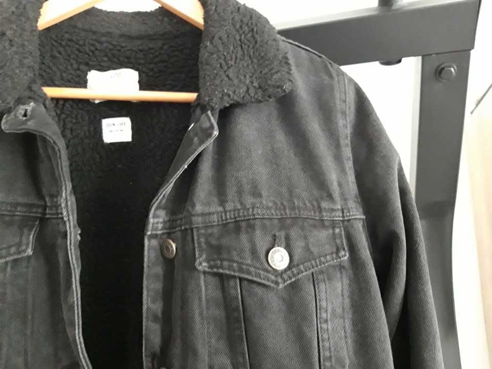 Czarna kurtka damska młodzieżowa jeans ocieplana barankiem Bershka r.S