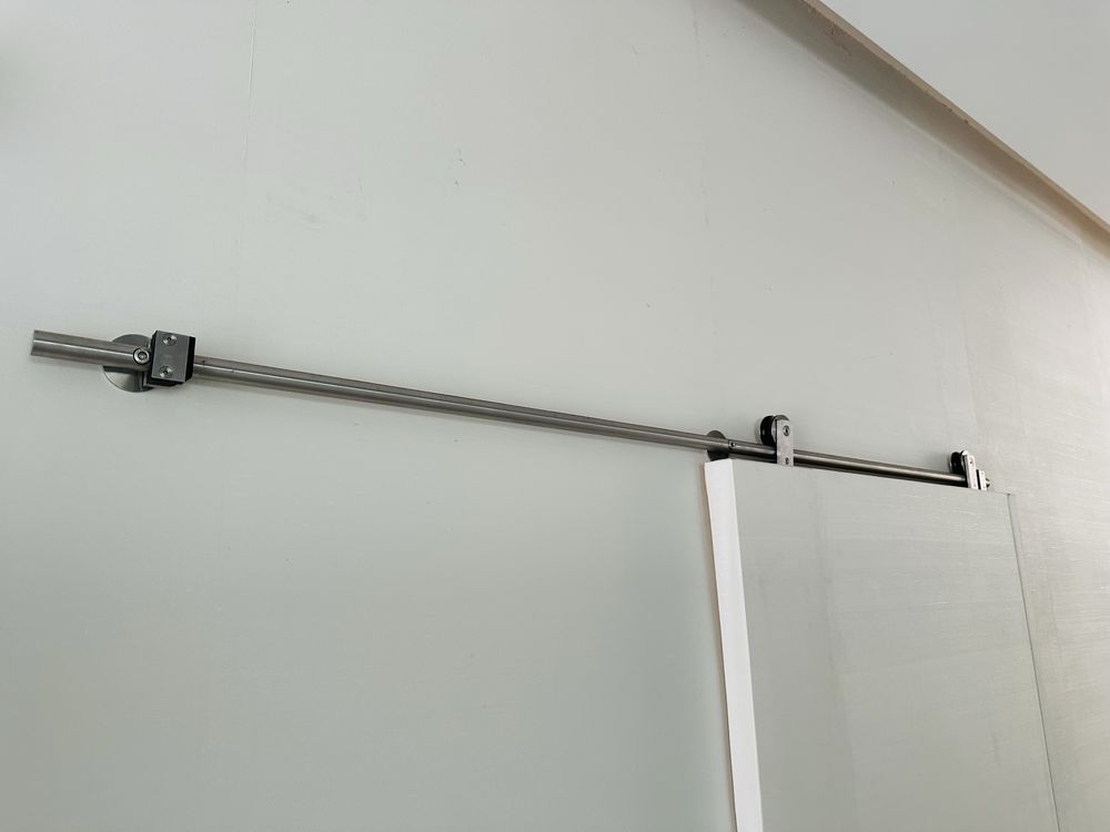 Sistema de fixação em aço inox + Porta de correr + Fecho