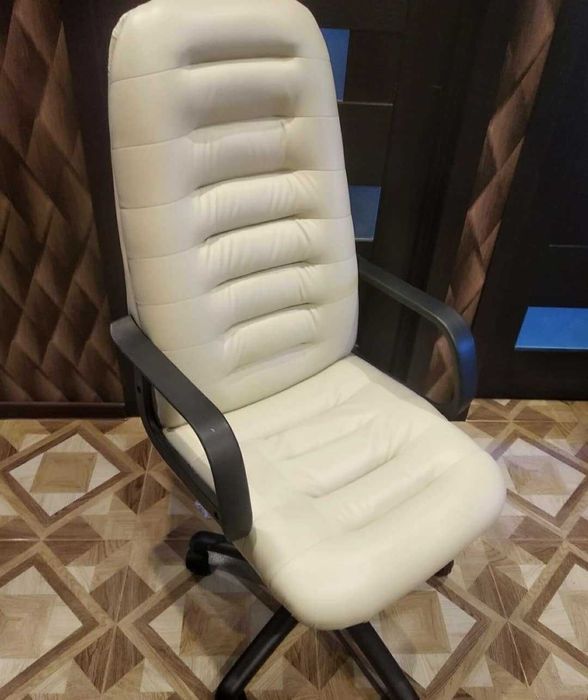 Перетяжка крісел та стільців у Львові