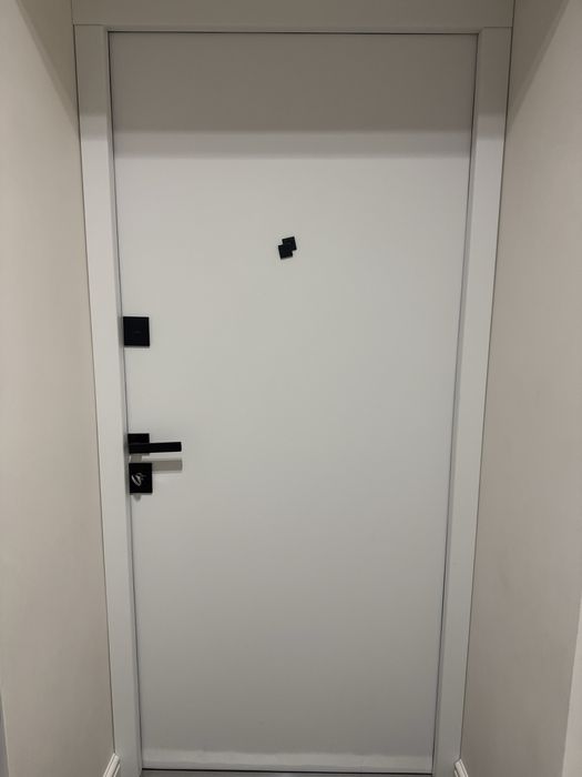 Вхідні темно-коричневі двері