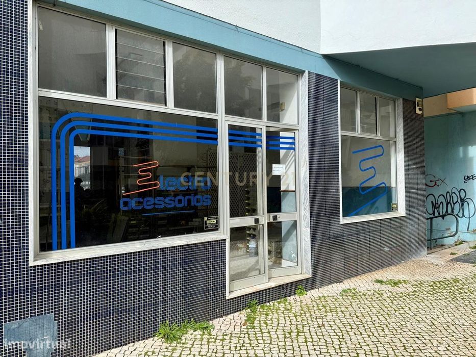 Loja com duas garagens em box