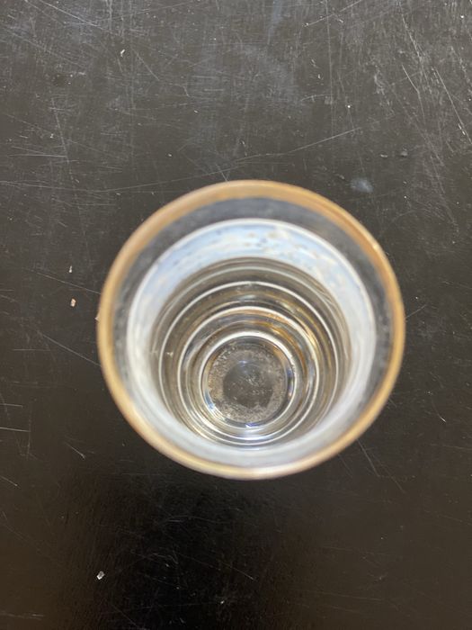 Conjunto de 6 copos em vidro com detalhes dourados