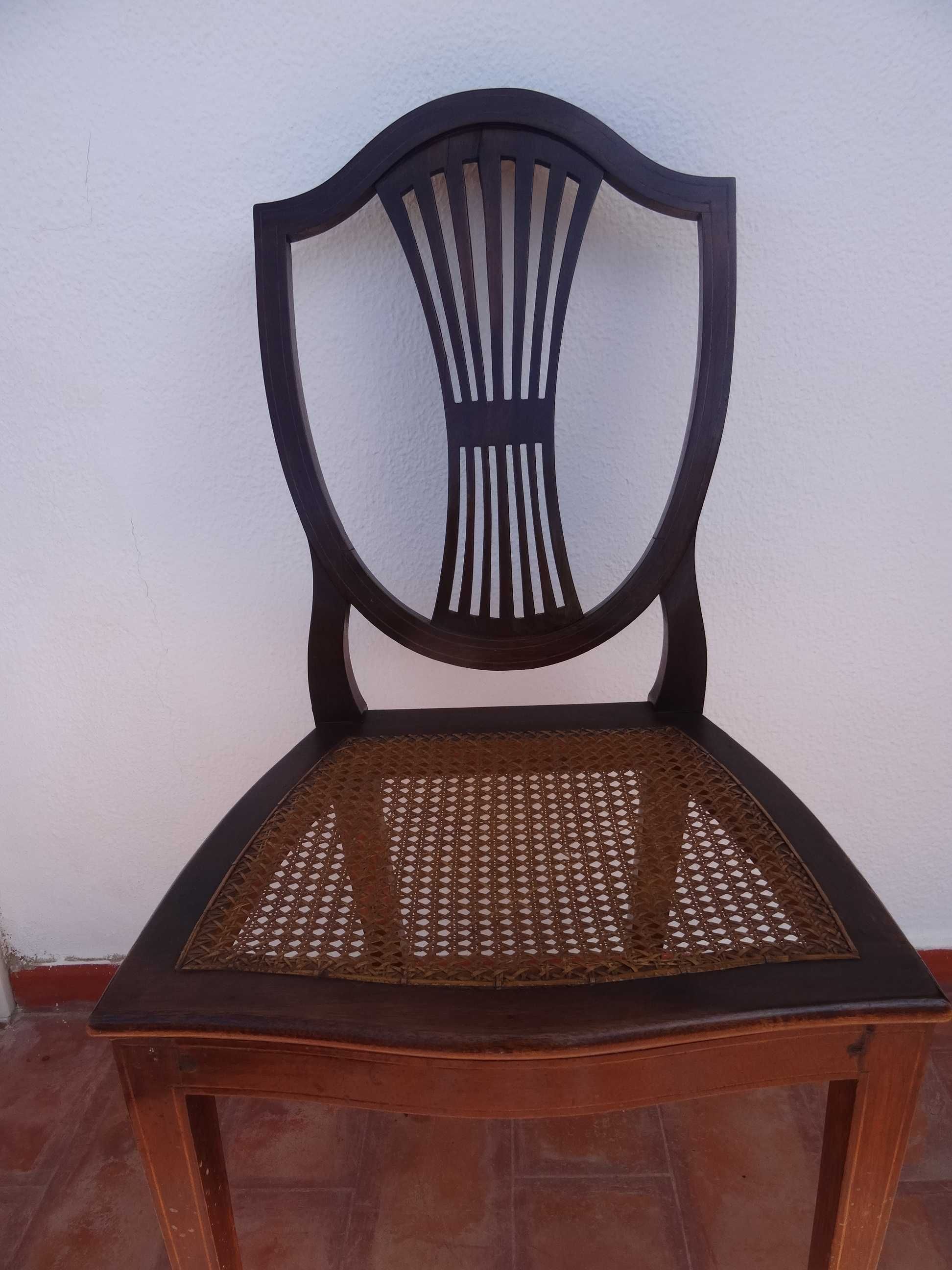 mesa e 8 cadeiras antigas