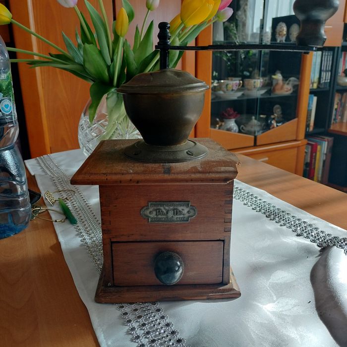 Piękny stary młynek do kawy PeDe