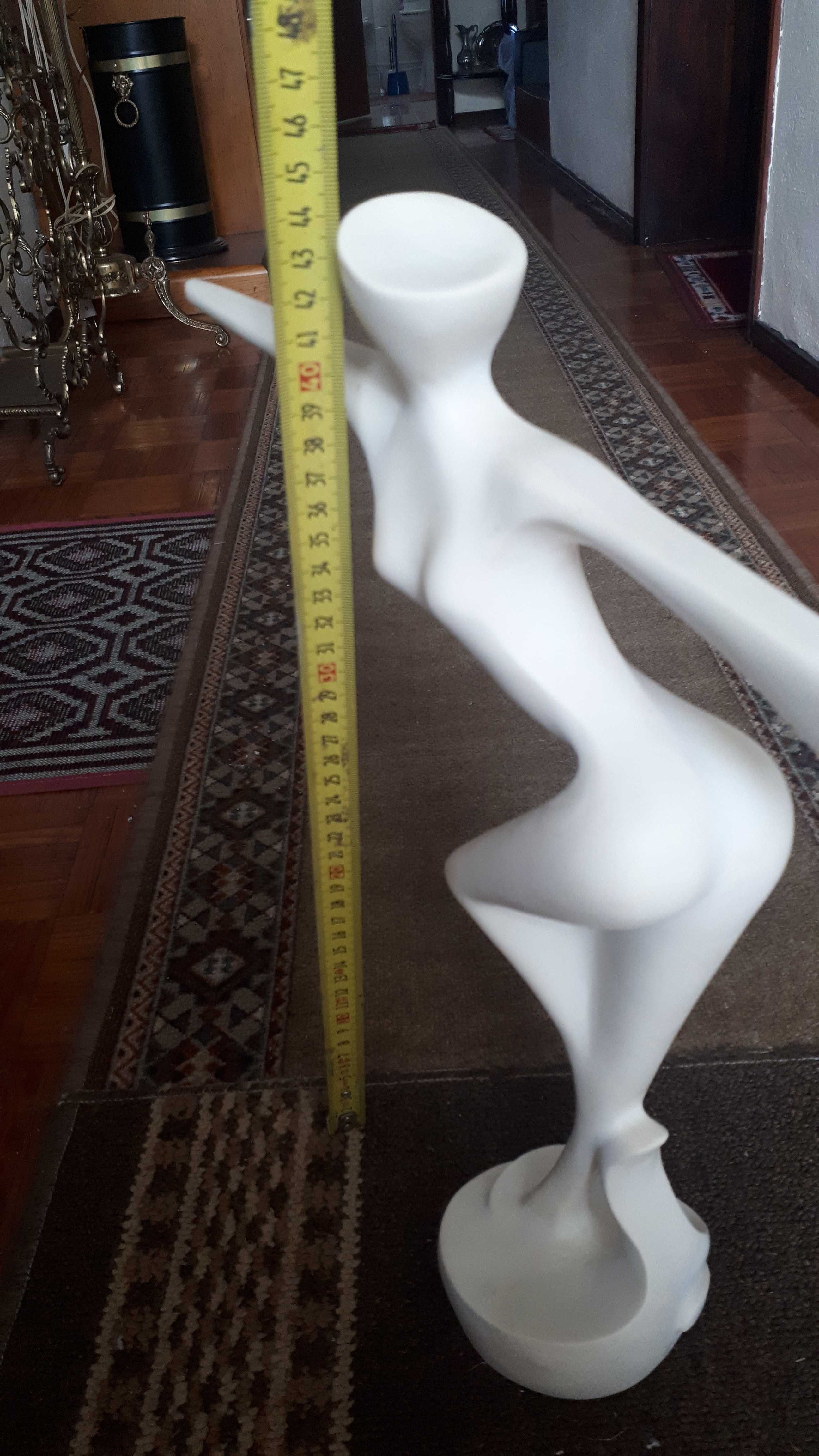 estátua mulher como nova