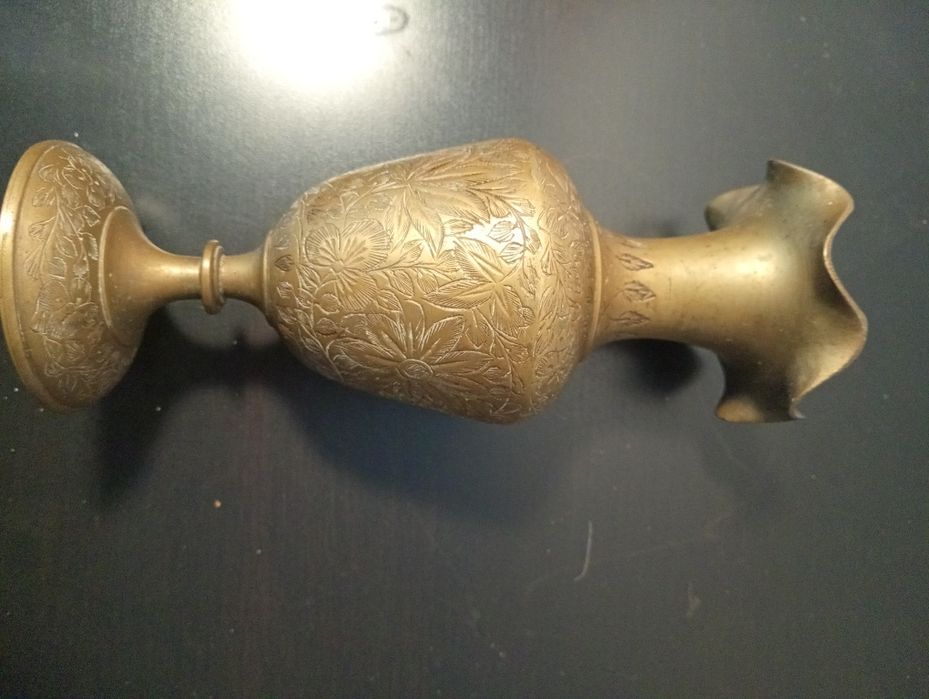 Antigo vaso vintage feito à mão em latão ou bronze  com Borda ondulada