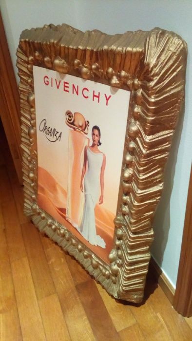 Expositor da Givenchi perfume Organza