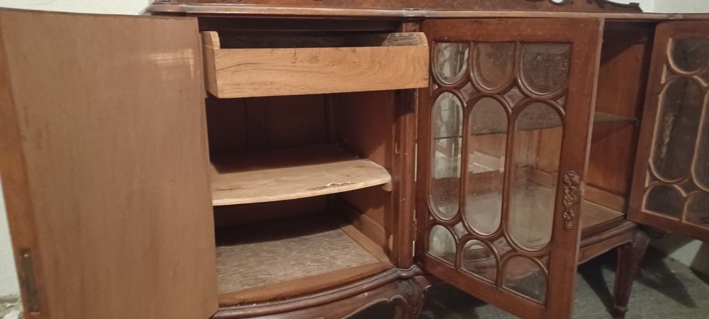 Aparador em madeira e vidro