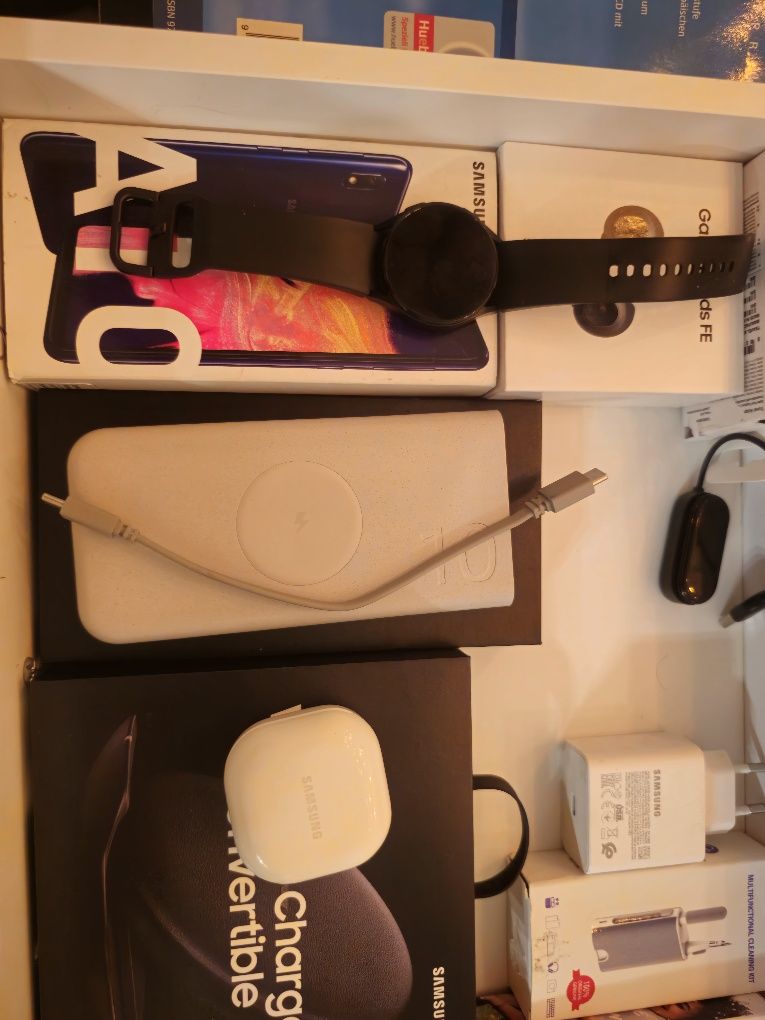 Samsung S23 Ultra, Book 2 Pro, Watch 4, Buds FE, wireless power bank