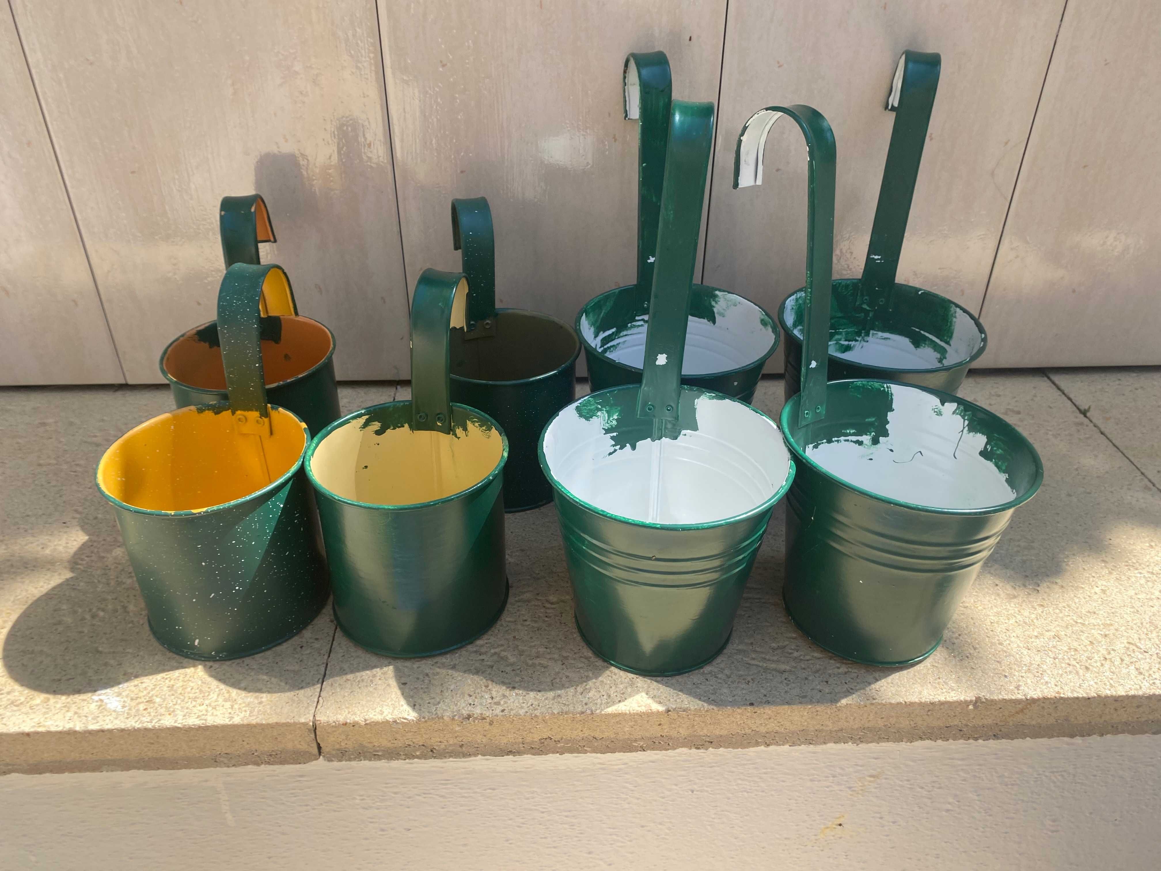 Pequenos vasos de metal para pendurar