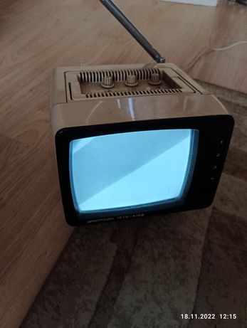 Телевізор переносний чорно-білий.