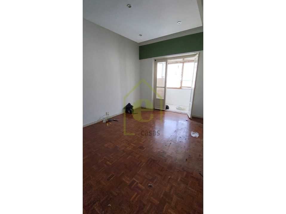 T2 com varanda, em transversal à Av. dos Bons Amigos