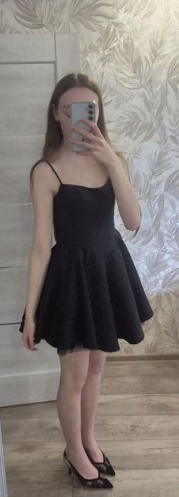 Коротка вечірня сукня