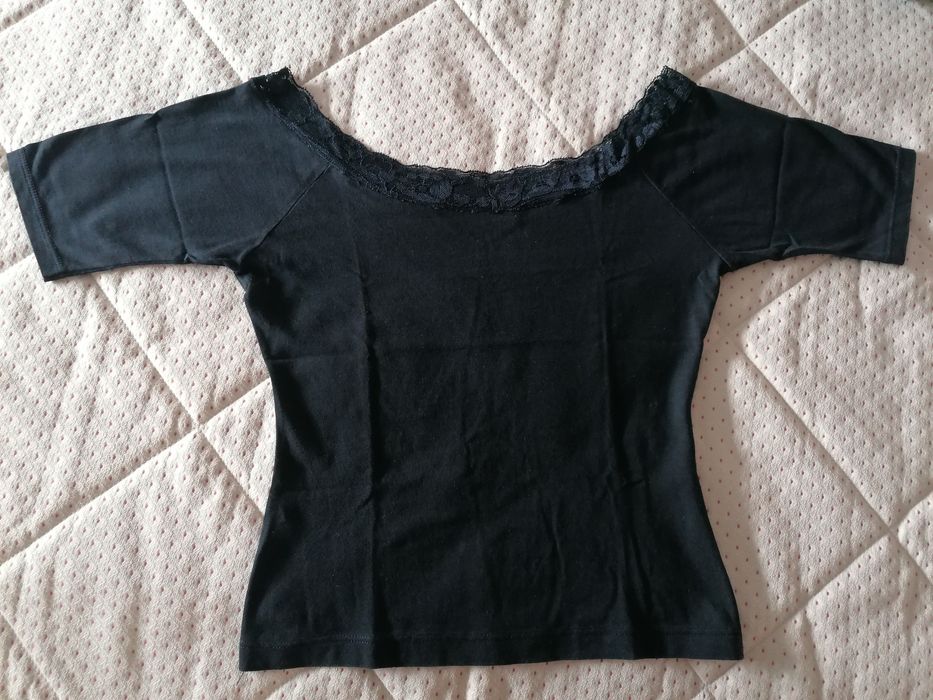 T-shirt com gola em renda