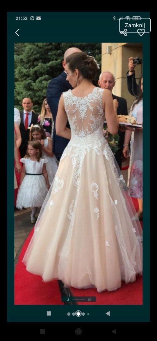 Suknia ślubna z koronkowymi plecami jest śliczna